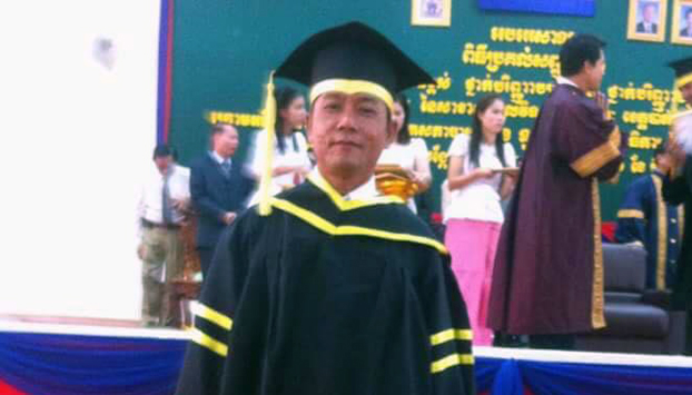 គ្រូ​បង្រៀន​​ខេត្ត​បាត់ដំបង​ម្នាក់​ចោទ​ការ​លុប​ឈ្មោះ​​ពី​ក្របខ័ណ្ឌ​ដោយ​រើសអើង​បក្ស​នយោបាយ